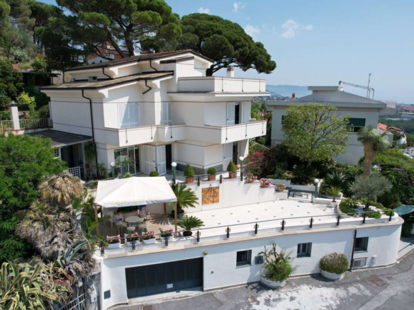 Villa Indipendente Con Giardino E Box A Loano