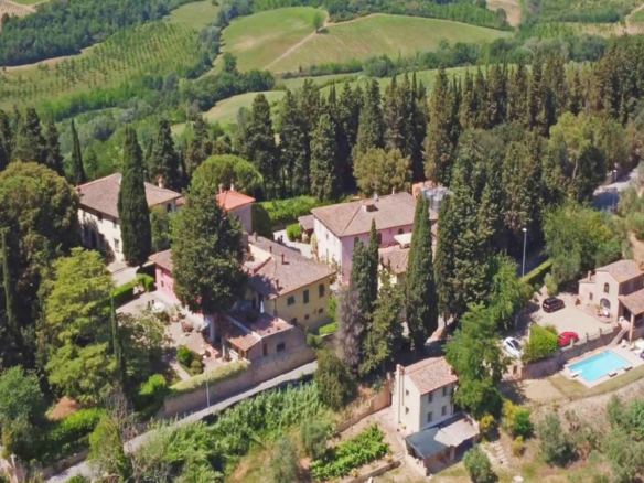 Villa Storica Con Borgo Nel Chianti Fiorentino
