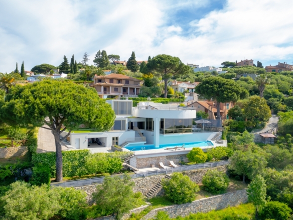 Elegante Villa Di Design Con Piscina e Vista Mare a Finale Ligure