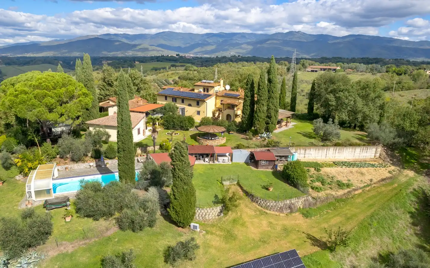 Lumoava kartano Aretin maaseudulla, jossa on kaksi kunnostettua maatilaa ja 30 hehtaaria suljettua puistoaluetta.