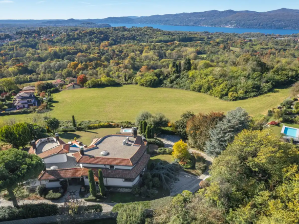 IB 749 Villa a Besozzo con piscina, giardino e vista lago