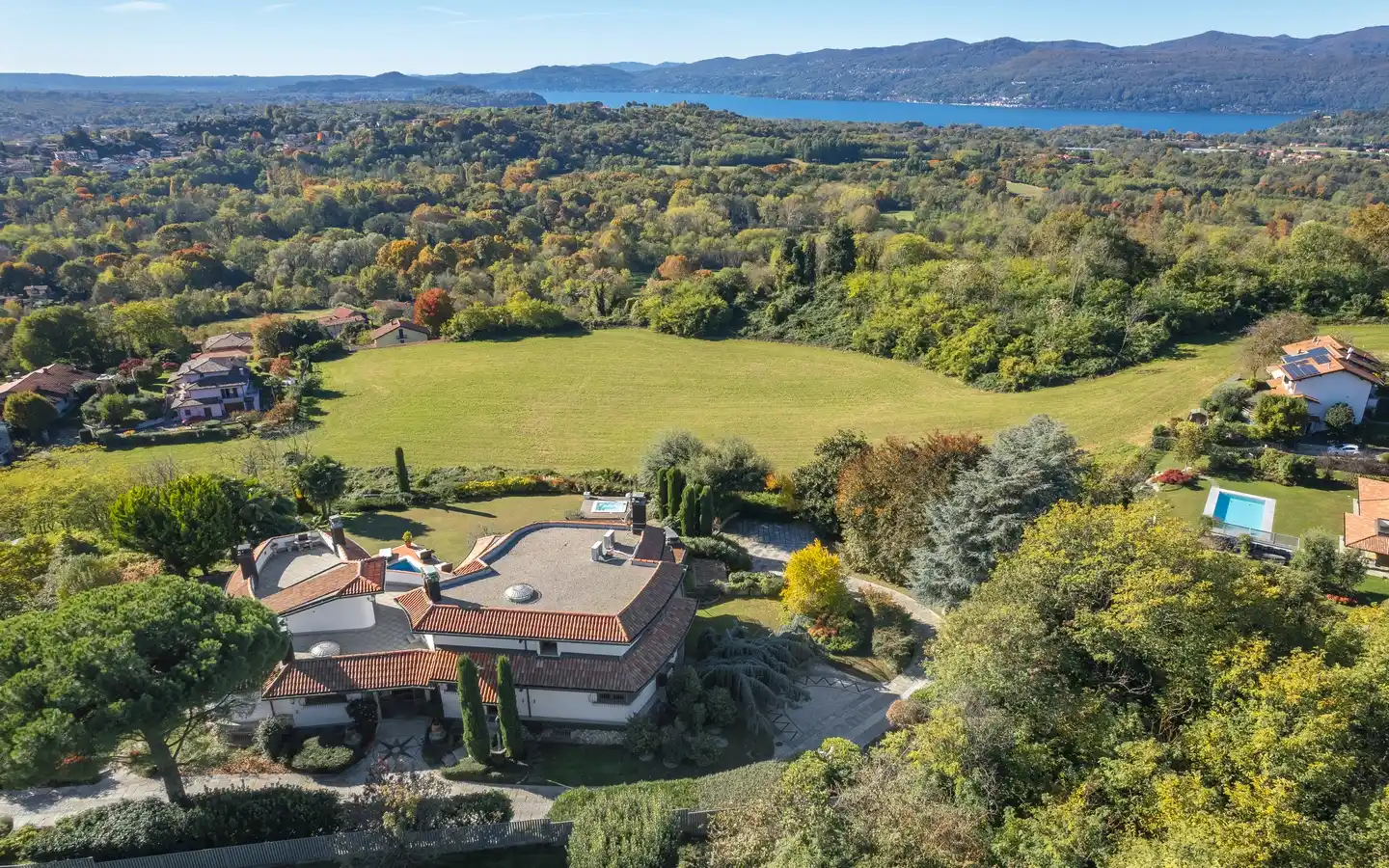 Prestigiosa Villa con Piscina e Vista Panoramica sul Lago Maggiore