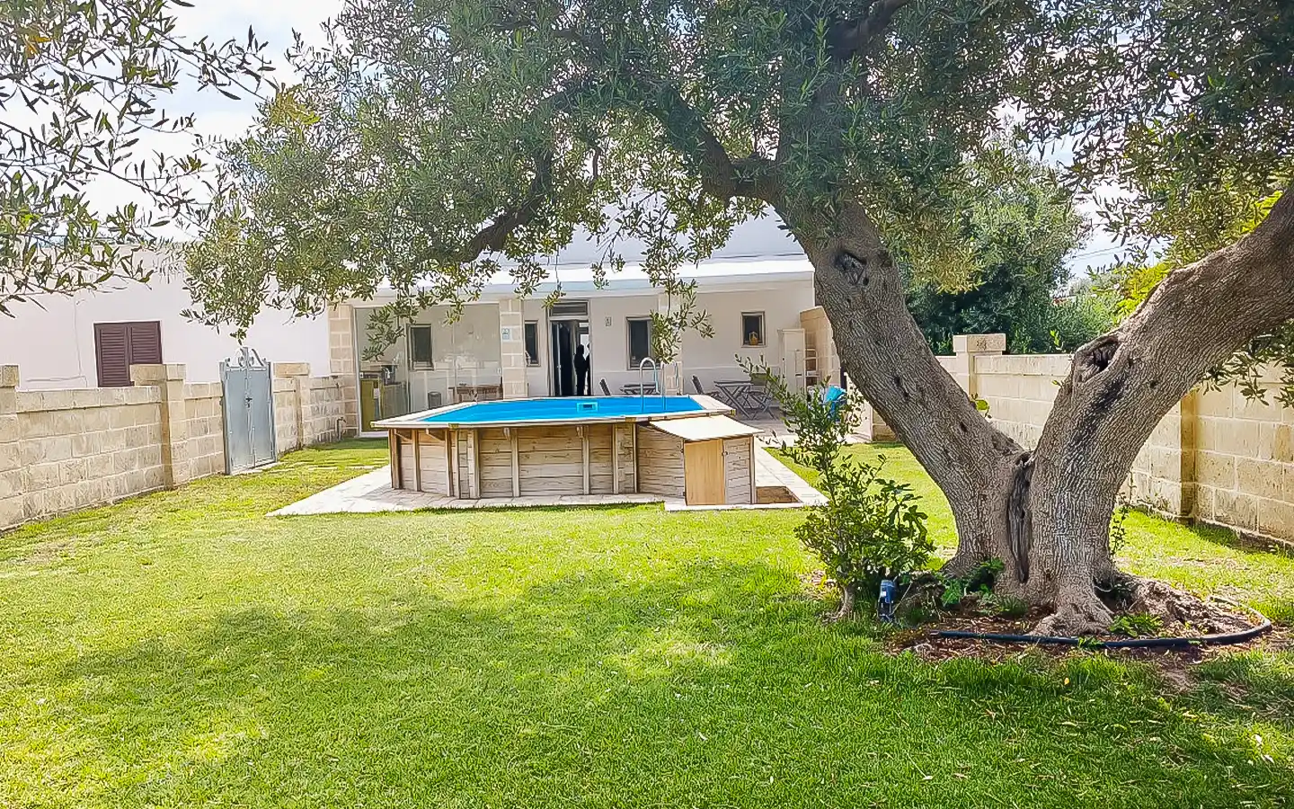 Samtida villa med pool i byn Madonna Pozzo Guacito