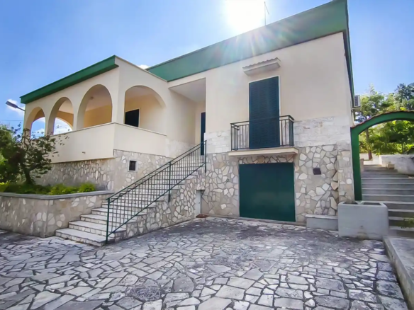 SI 103 Villa Unifamiliare Indipendente Immersa nel Verde, Fasano, Puglia