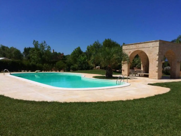 SI 46 Villa di recente costruzione con giardino e piscina, San Vito dei Normanni, Puglia