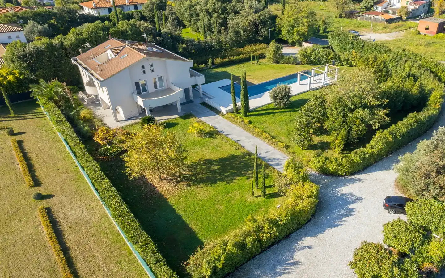 Design e Comfort a Forte dei Marmi in Villa Ristrutturata con Piscina e Parco Privato