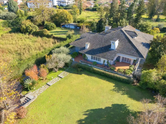 IB 755 Villa con Parco a Pietrasanta