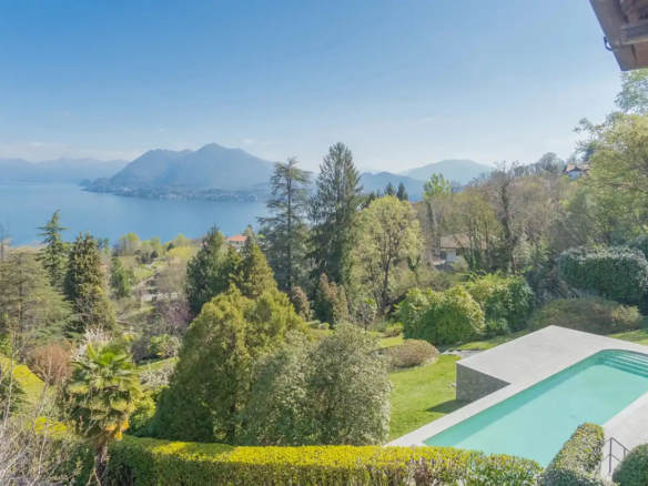 IB 746 Historisk villa med utsikt over innsjøen og 1 hektar stor park i Stresa, Lago Maggiore