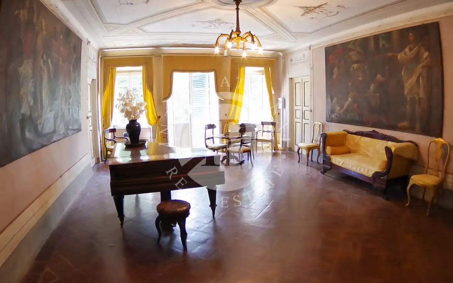 RI 18 Villa Storica del 1700 con Piscina e Ampio Giardino Privato nelle Colline Lucchesi