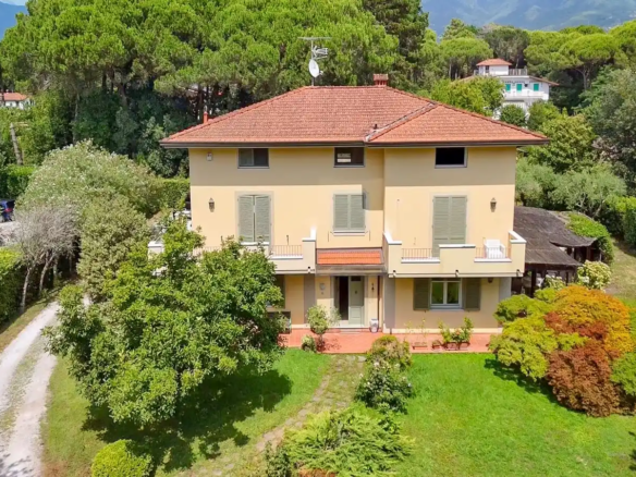 IB 759 Villa con giardino a Massa