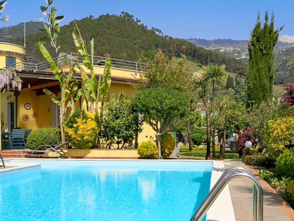 IB 761 Villa con Piscina a Montignoso