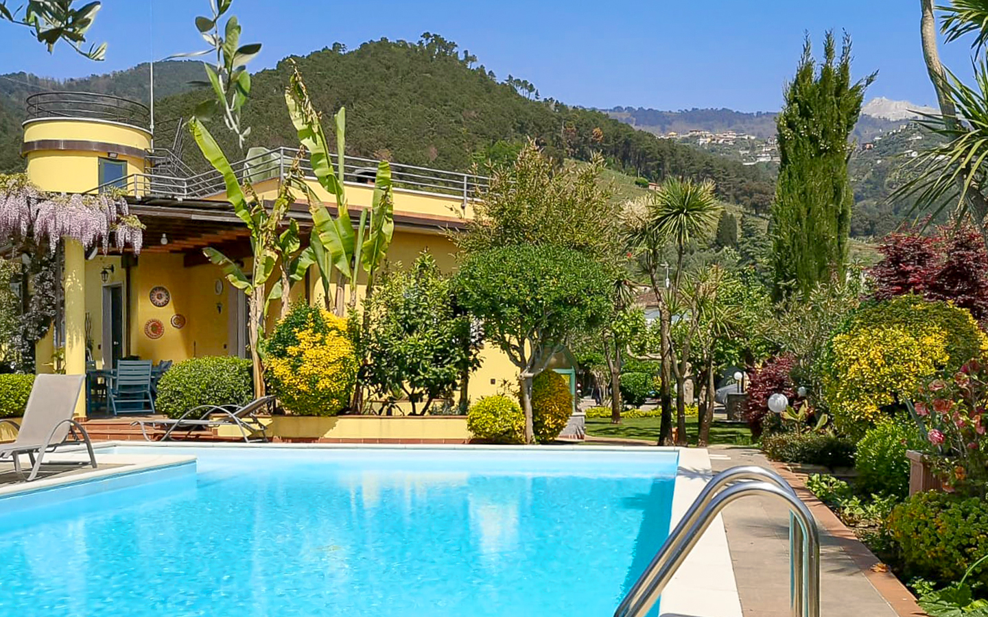 Villa di Design Moderno con Piscina in Versilia