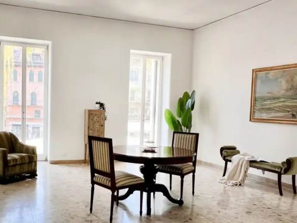 IL 18 Appartamento In Piazza Delle Erbe Con Balcone, Verona Centro Storico