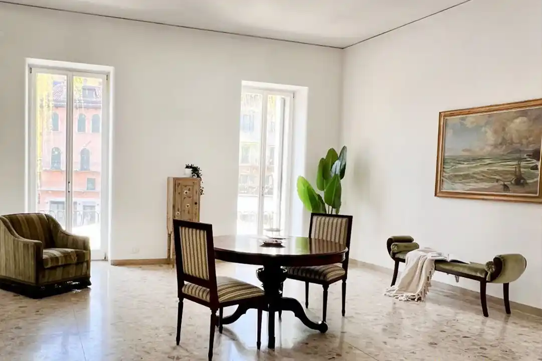 Appartamento In Piazza Delle Erbe Con Balcone, Verona Centro Storico