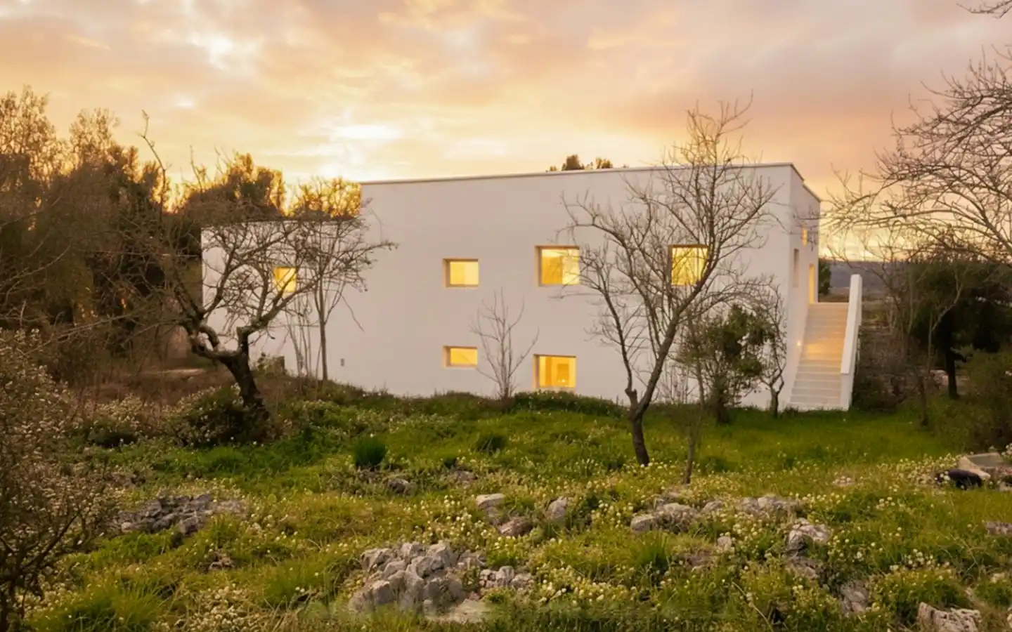 Bondegård for renovering med stor tomt og panoramautsikt