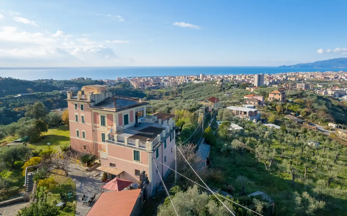 Villa in Posizione Dominante a Lavagna con Vista Mare Panoramica